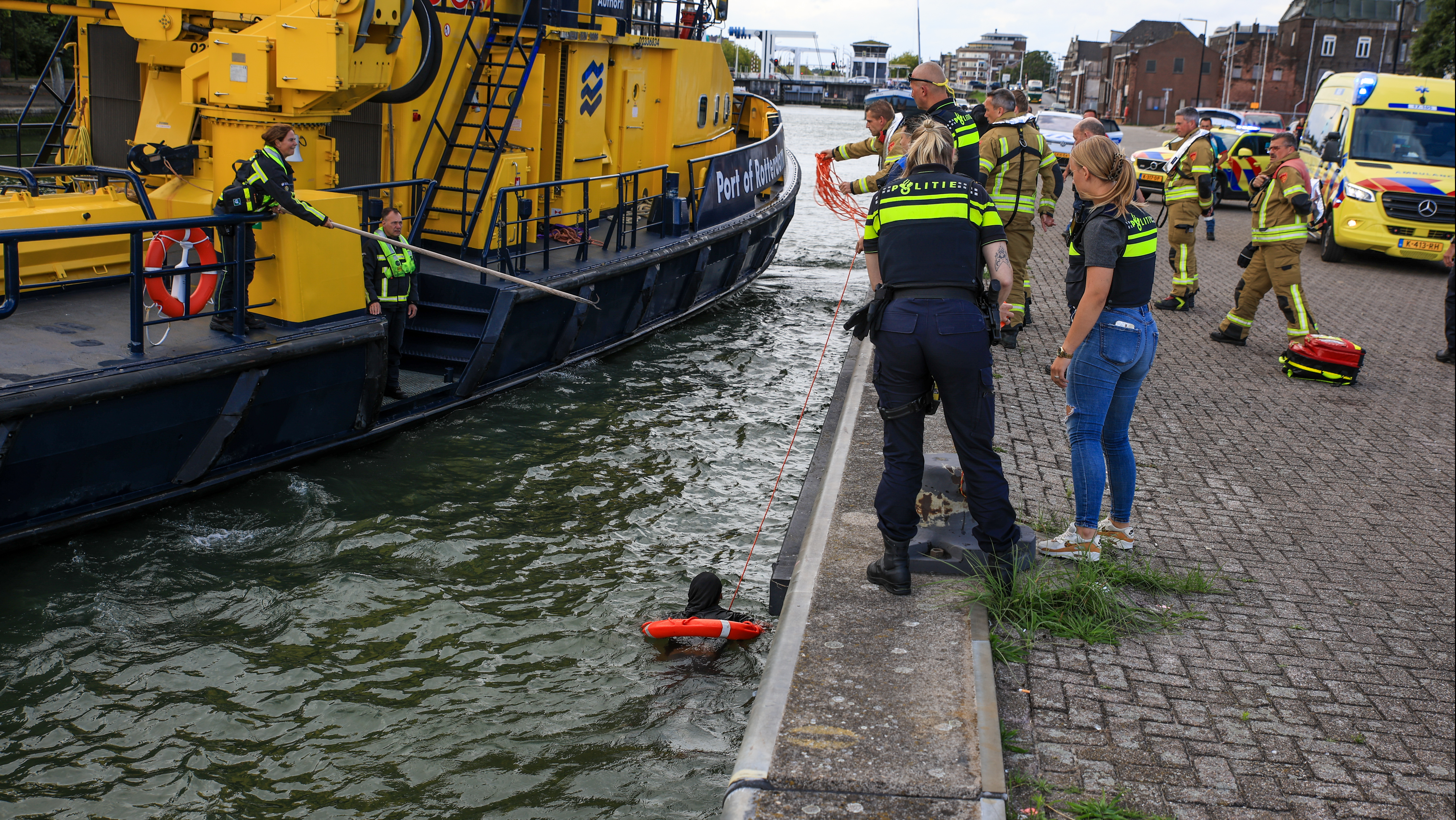 Auto raakt te water in Vlaardingen.