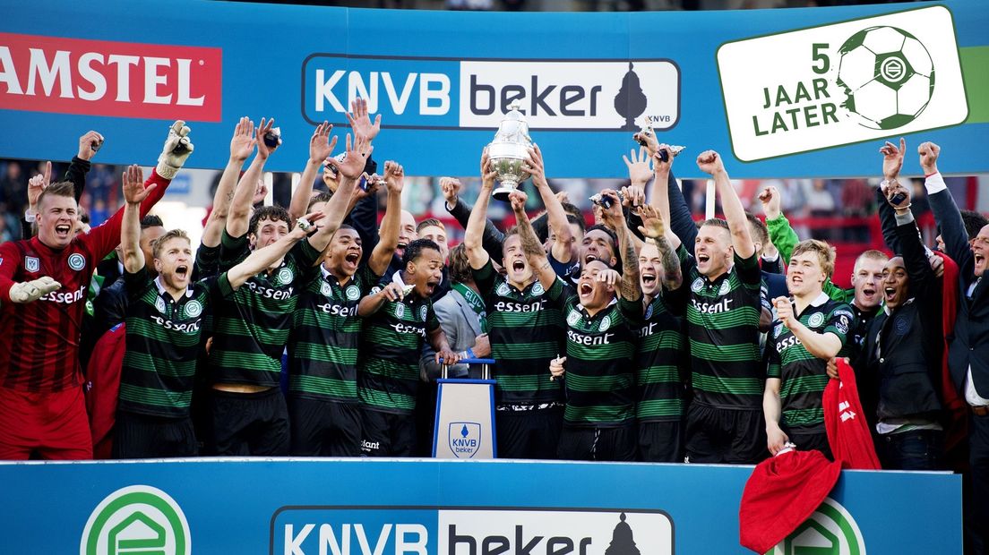 De selectie van FC Groningen viert feest na de bekerwinst