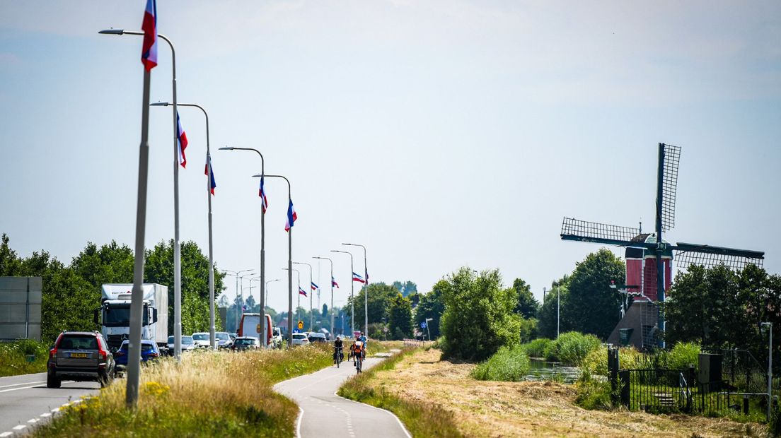 Ook langs de Gemeneweg tussen Hazerswoude-Dorp en Hazerswoude-Rijndijk hangen tientallen vlaggen