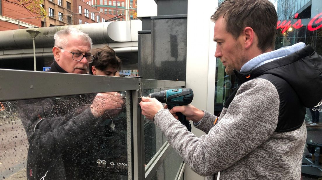 Joey Parree van café Granny's Corner haalt zijn schermen naar binnen