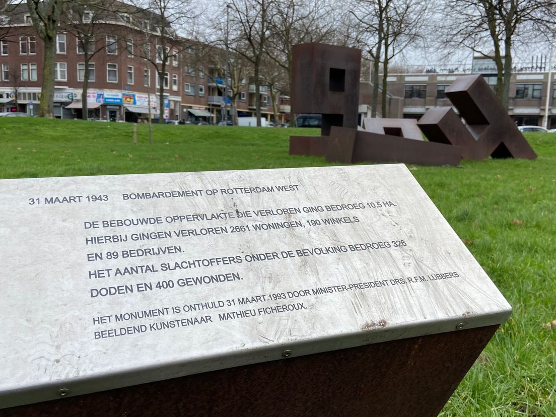 De in 1993 geplaatste plaquette bij het monument in Park 1943