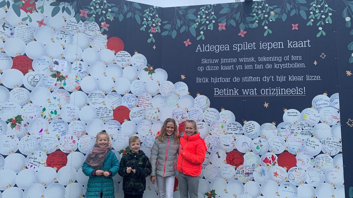 Megagrote kerstkaart zorgt voor verbinding in Oudega (SWF)
