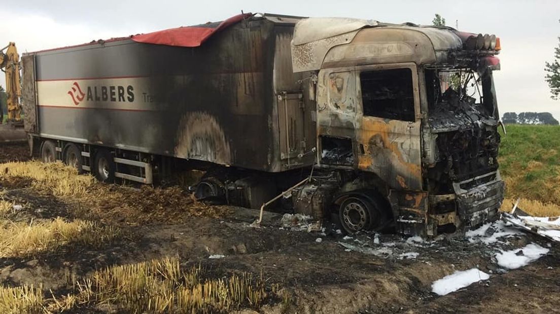 Vrachtwagen uitgebrand bij Aardenburg.