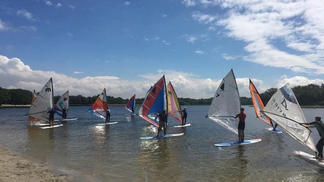 Nostalgie op Het Rutbeek in Enschede met oude surfplanken