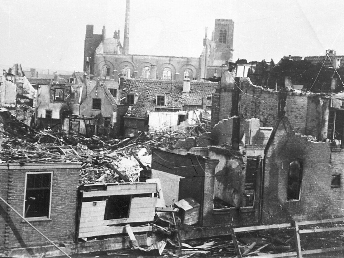 De Wagenstraat in Maassluis na het bombardement, op de achtergrond de Noorderkerk