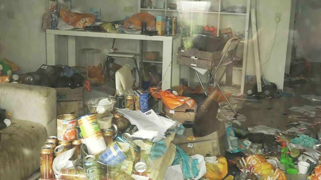 Een schoonmaakbedrijf haalt vandaag de 'stankwoning' aan de Aalscholversingel in Velp leeg. De man die er woonde, lag dagenlang dood in de woning. In zijn huis staan onder andere bierblikken en vuilniszakken.