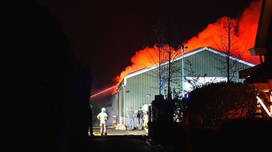 Bedrijfshal gaat in vlammen op in Nijkerkerveen