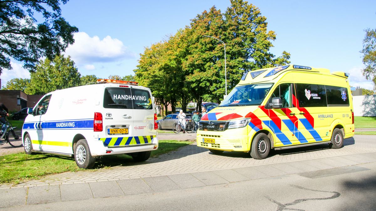 Auto en scooter botsen in Emmen: een gewonde
