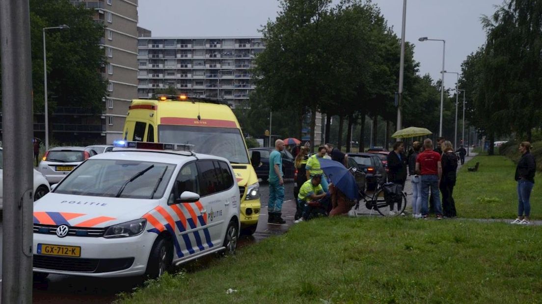 Fietsster naar ziekenhuis na aanrijding Enschede