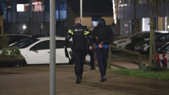Agenten met kogelwerende vesten vallen huis binnen, vijf arrestaties Nieuws