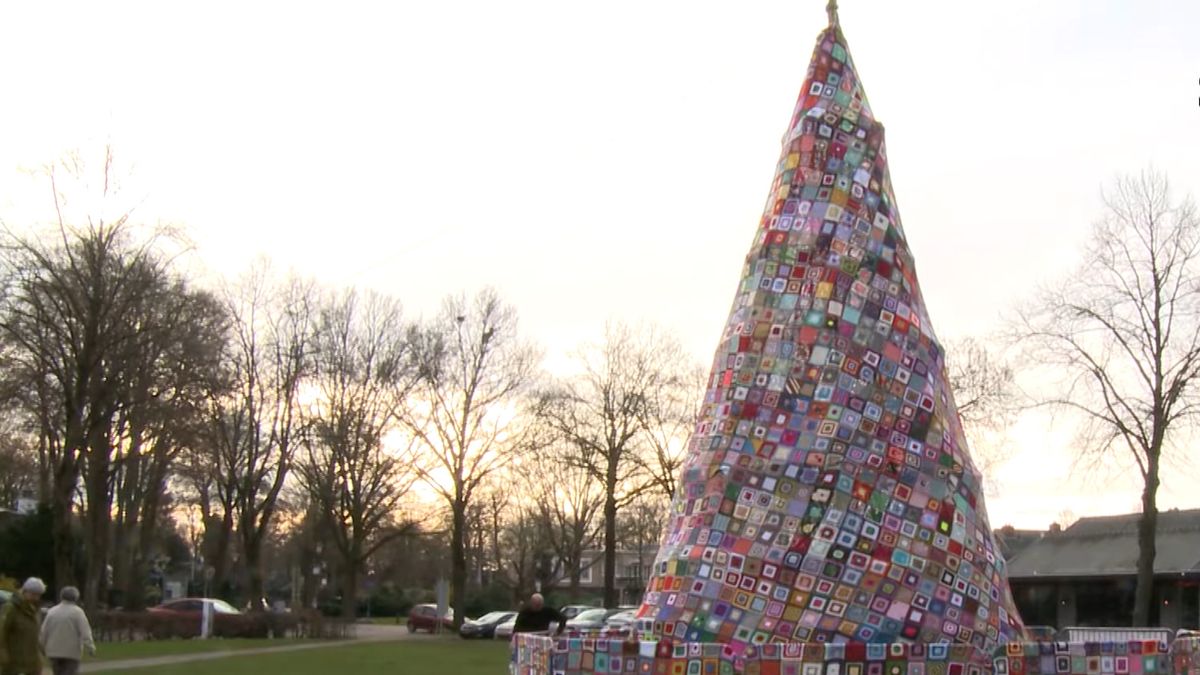 Gehaakte kerstbomen brengen Bathmen samen