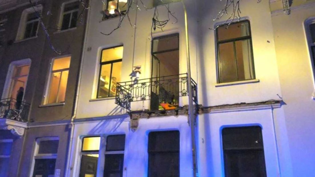 Van een woning aan de Kastanjelaan in Arnhem is een balkon op de eerste verdieping ingestort. Er stonden jongeren op die oud en nieuw aan het vieren waren.