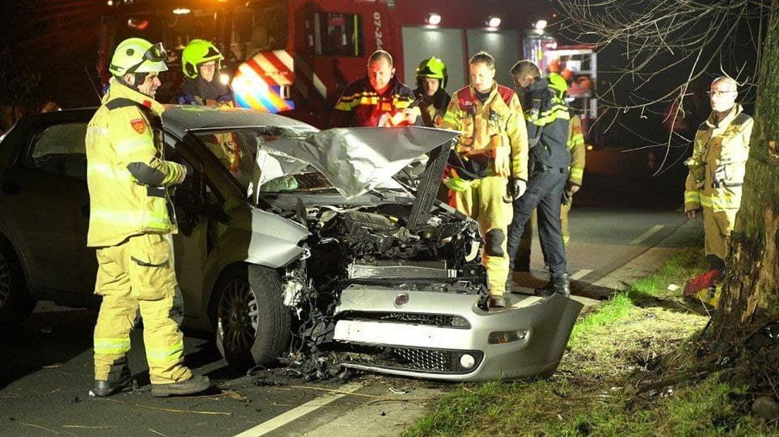 Het ongeluk van dinsdagavond in Lunteren, waarbij de bestuurder zwaargewond raakte.