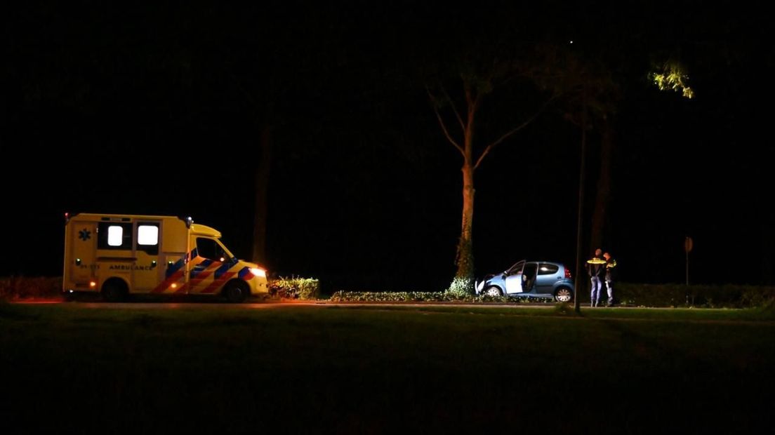 Ambulancepersoneel verleent eerste hulp