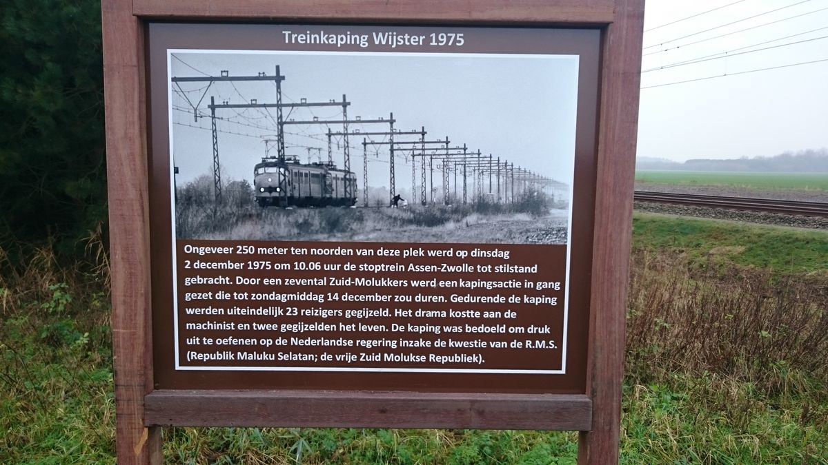 Herinneringsbord treinkaping Wijster na veertig jaar geplaatst