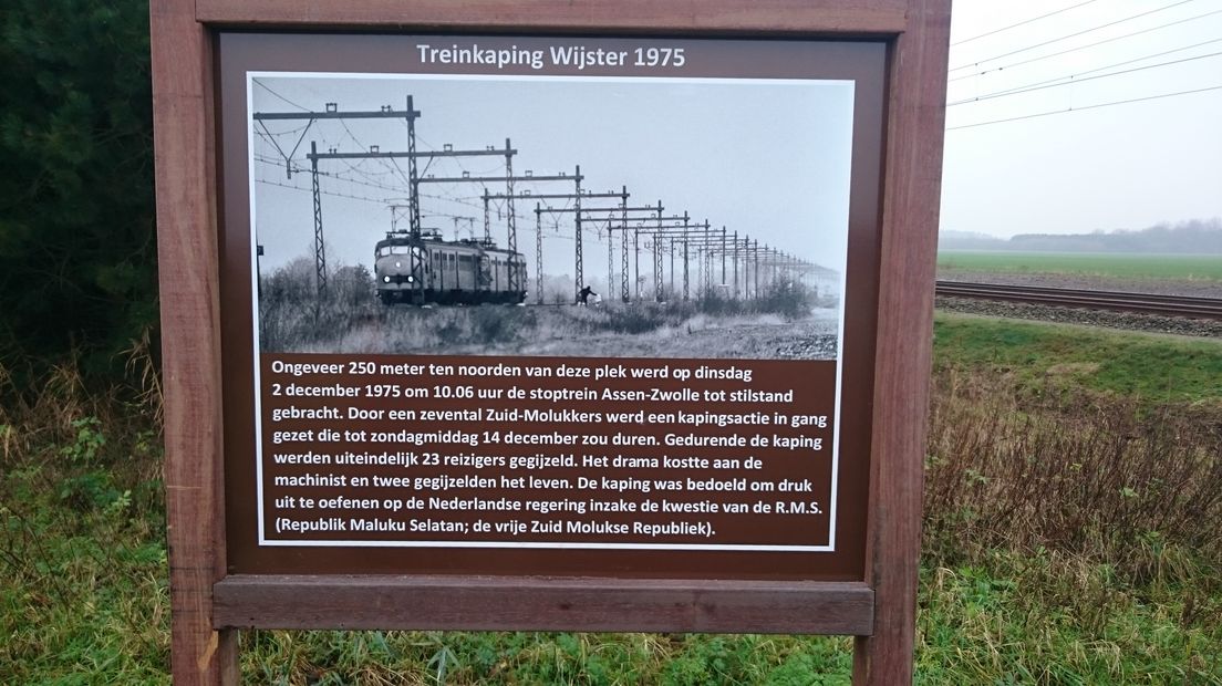 Een herdenkingsbord voor de kaping (archieffoto RTV Drenthe)