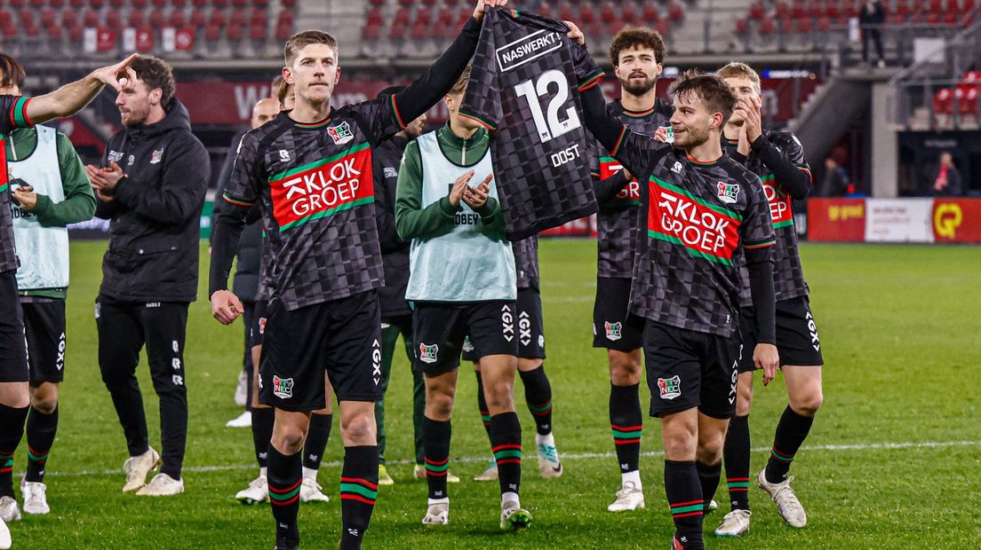 Spelers van NEC tonen het shirt van de herstellende Bas Dost in Alkmaar