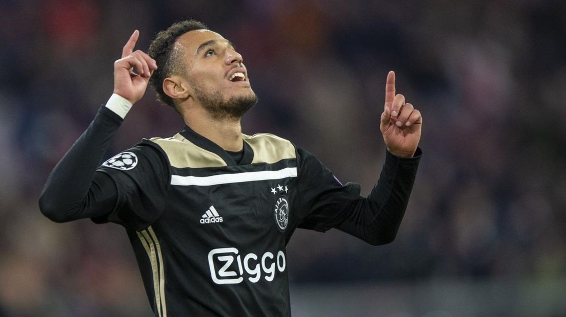 Noussair Mazraoui viert zijn doelpunt in het Champions League-duel van Ajax met Bayern