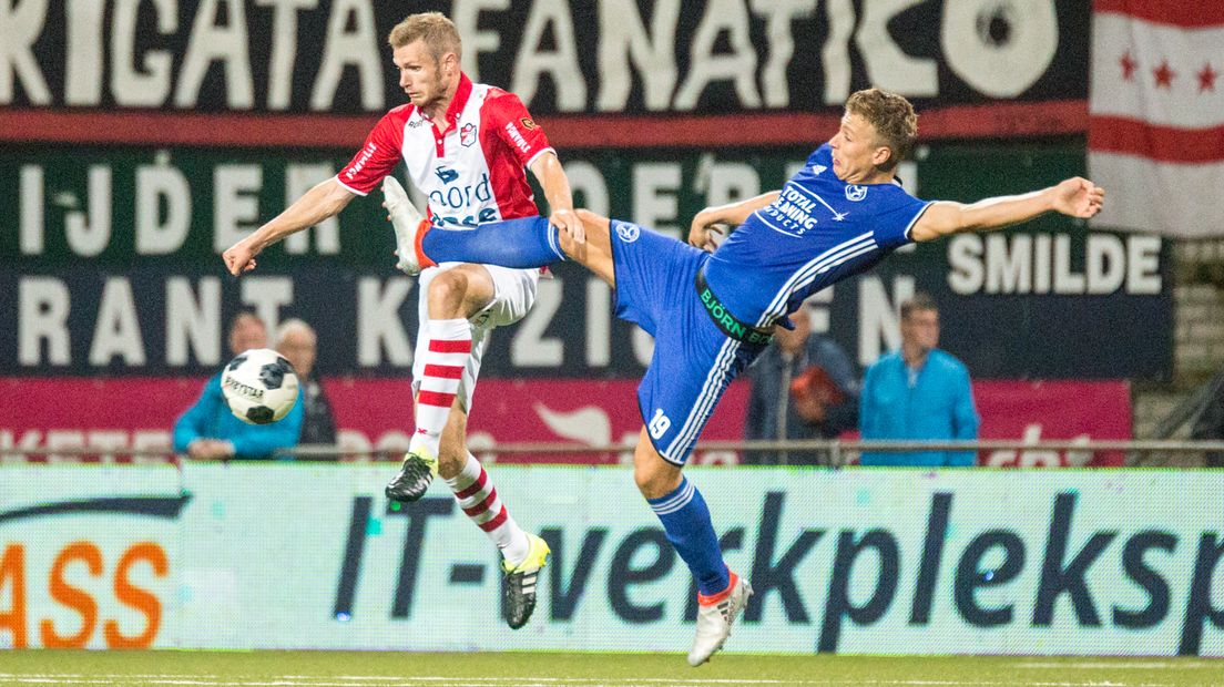 Rick ten Voorde in duel met zijn oud-ploeggenoot van FC Emmen, Tim Siekman