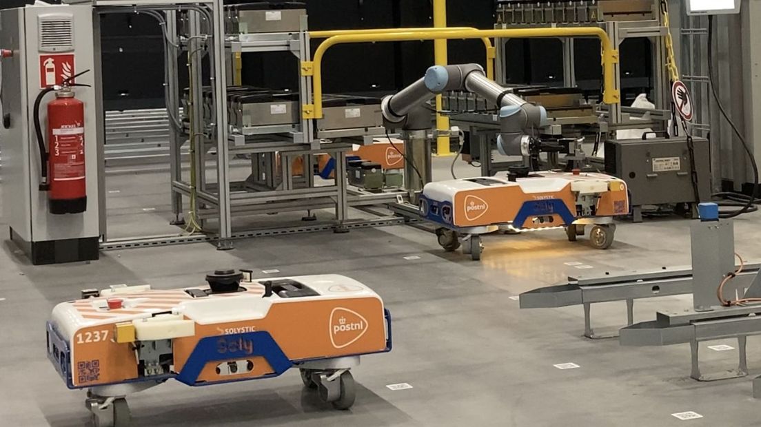 Robots krijgen een nieuwe accu van een robotarm.