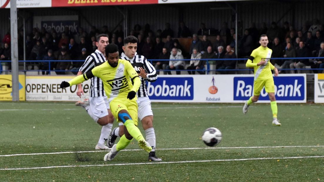Jonathan Constansia scoorde tegen Achilles'29 en kreeg een gele kaart. Hij is geschorst voor het duel tegen VVOG.