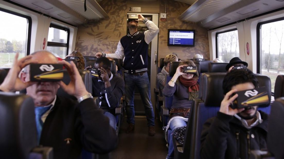 Passagiers zetten een speciale bril op en zien een totaal ander landschap (Rechten: NS.nl)