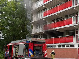 Brand zet appartement in flat in Assen vol rook