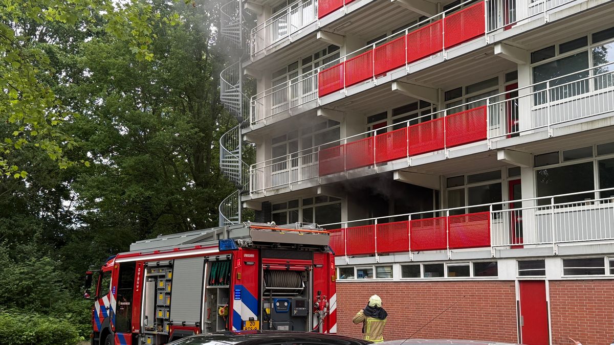 Brand zet appartement in flat in Assen vol rook
