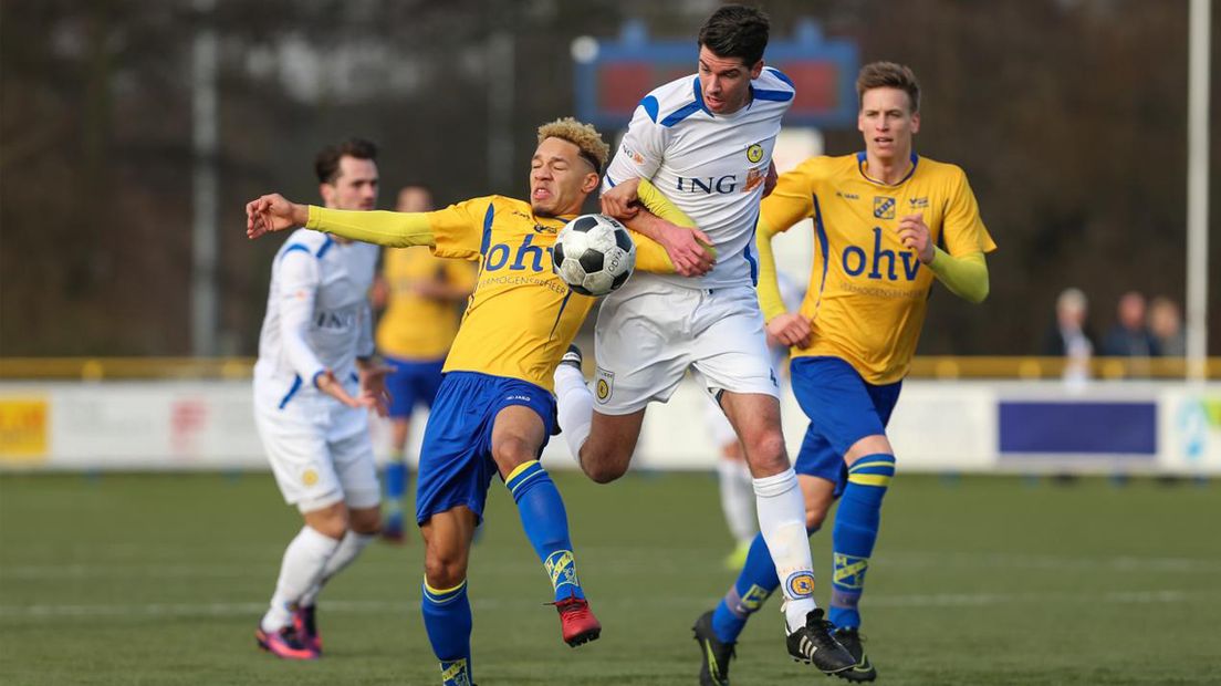 Tom Zoontjes van FC Lisse in duel met Nigel Hardenberg 