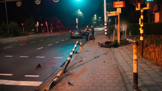 Ravage op kruispunt: bestuurder stapt uit met blikje bier