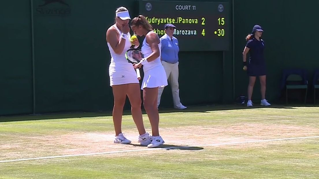 Lesley Kerkhove (rechts) in actie tijdens de eerste ronde van Wimbledon. Haar partner is de Wit-Russische Marozava