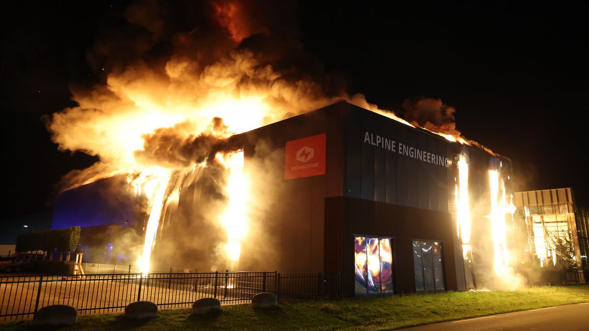 Grote brand verwoest bedrijfspand, kilometers verderop brandresten gevonden