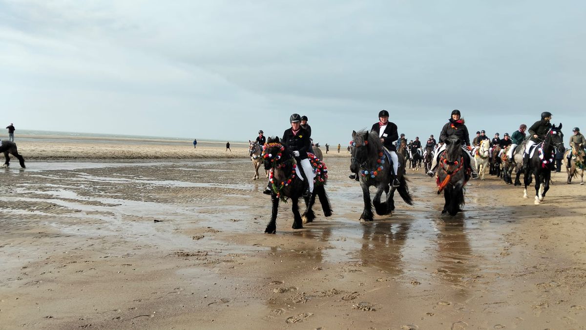Uitgebreide versieringen tijdens Strao in Burgh-Haamstede: 'Als het gaat regenen heb ik een gekleurd