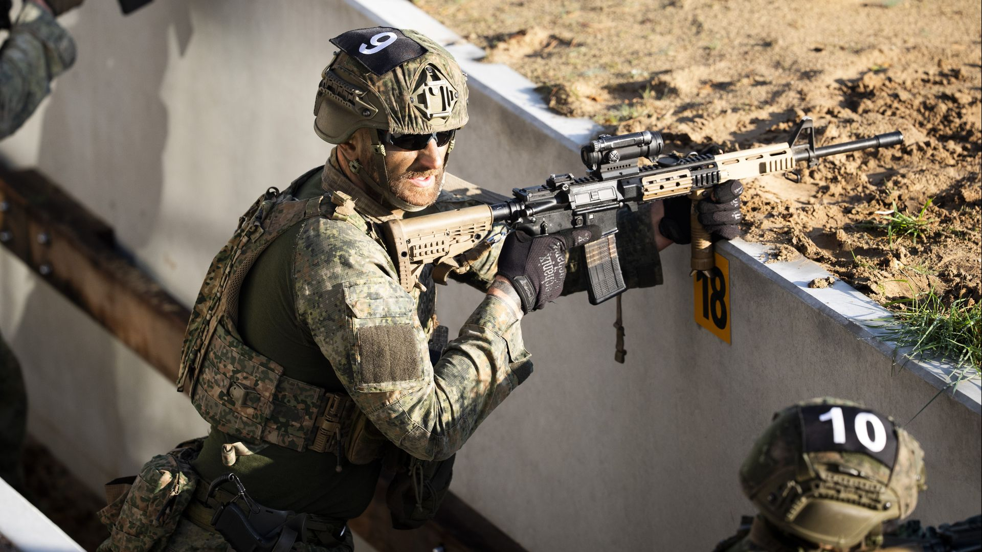 Een militair in actie tijdens een demonstratie in Harskamp.
