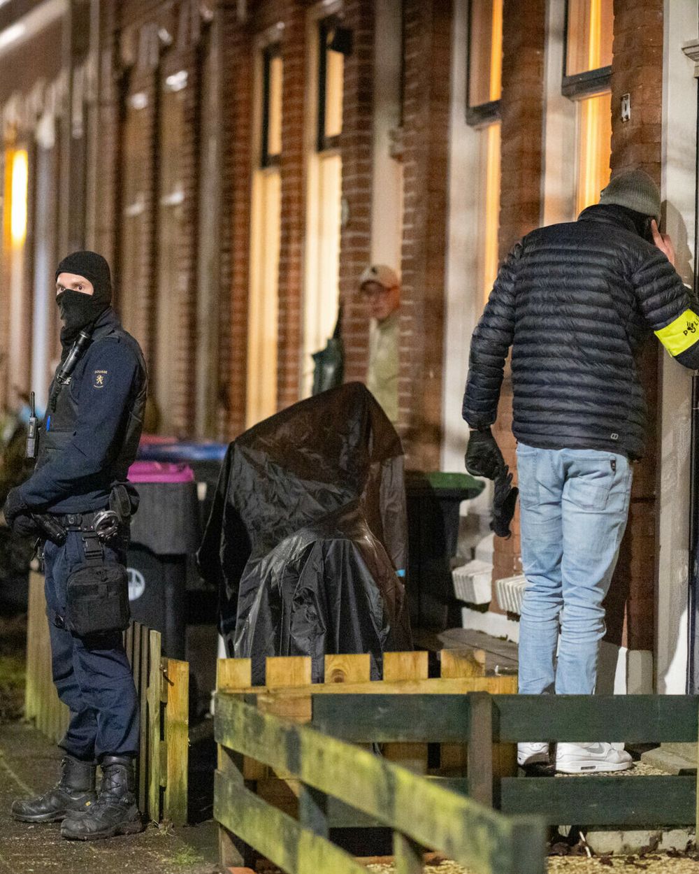 Politie en douane doen inval aan de Gysbert Japicxstraat in Leeuwarden ...