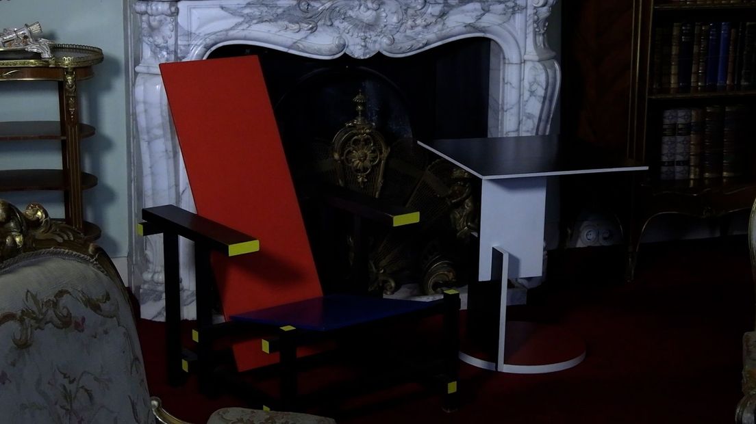 De rode Rietveldstoel tussen krullerige meubels van Wilhelm