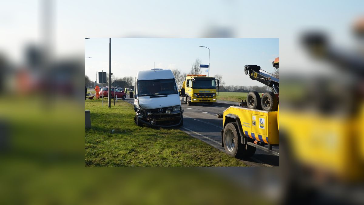 Twee auto's rijden de sloot in bij Hidaard