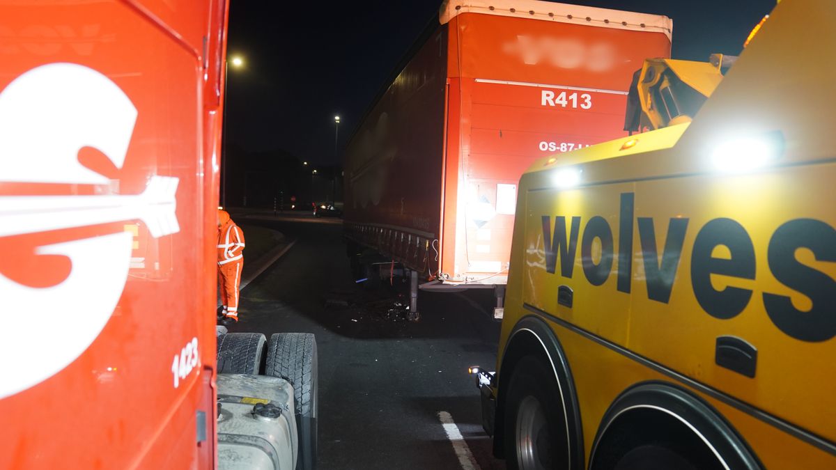 Oprit A1 Deventer dicht: vrachtwagen verliest oplegger