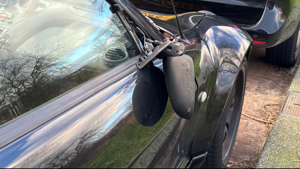 Getraumatiseerde man gaat door het lint: vernielt auto's en spuugt vrouw in gezicht