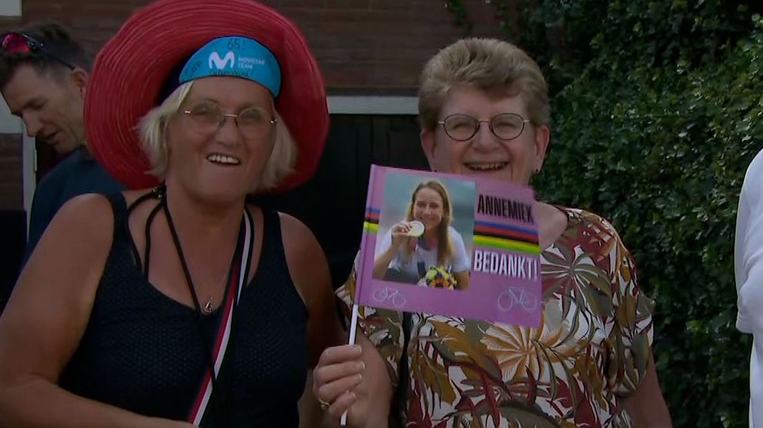 De moeder en overige familie van Annemiek van Vleuten zwaaien met zelfgemaakte vlaggetjes de wielrenster uit.