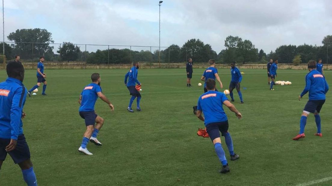 Er is geen enkele reden voor trainer Henk de Jong om veranderingen aan te brengen in zijn basiself.