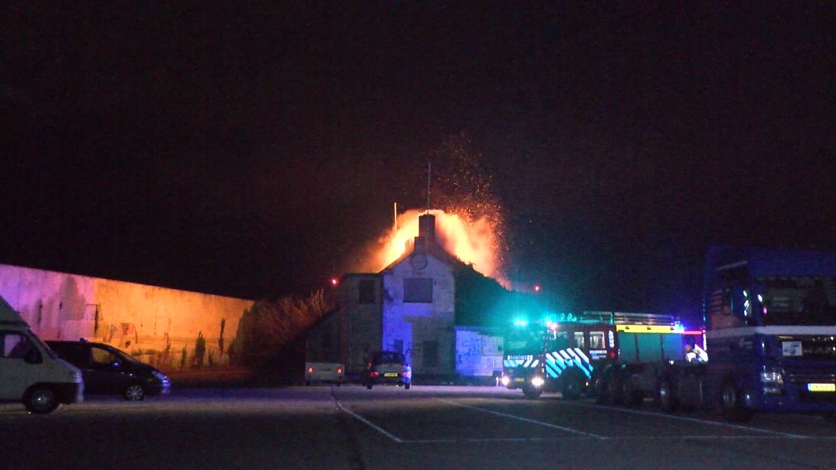 Zo zag de grote brand in het leegstaande eetcafé in Nieuw- en Sint Joosland eruit