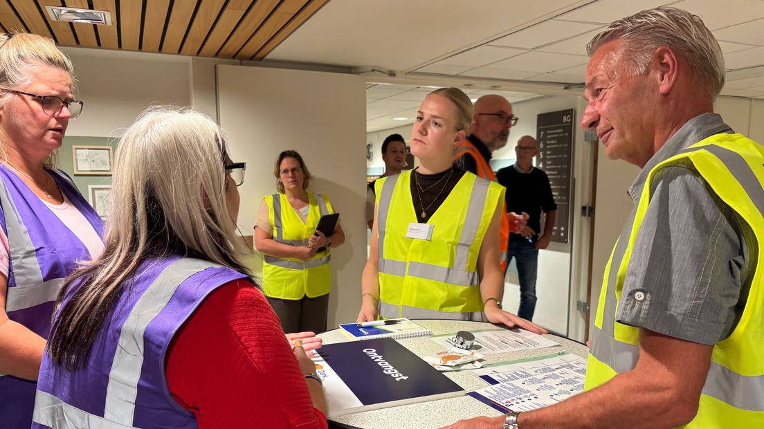 Acteurs melden zich in de centrale hal met vragen