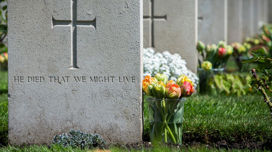 Bloemen op de Canadese begraafplaats in Groesbeek.