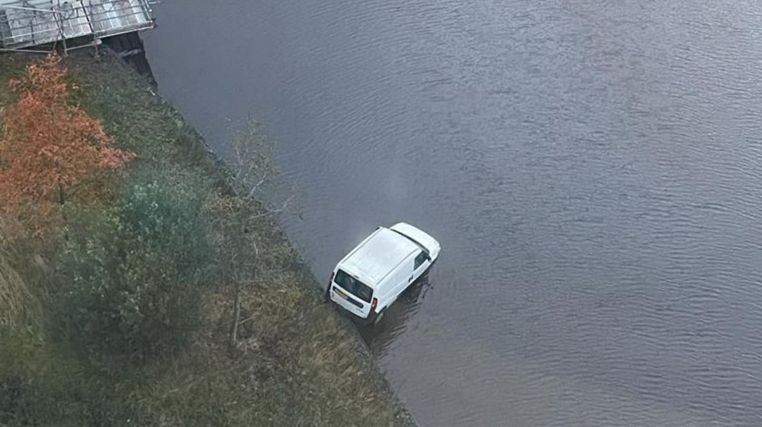 De auto is via het talud in het water terecht gekomen