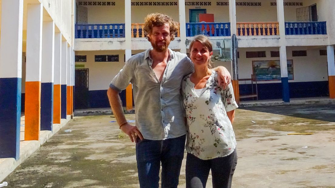 Tropenartsen Carolien en Jacob van der Einde op de binnenplaats