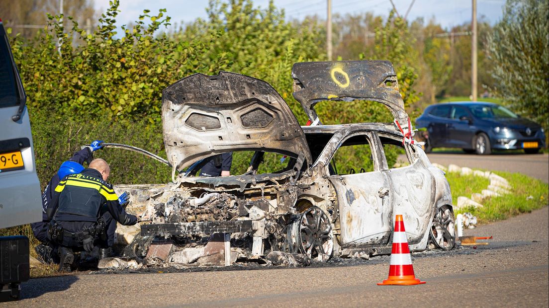 Politie onderzoek uitgebrande auto in Zwolle