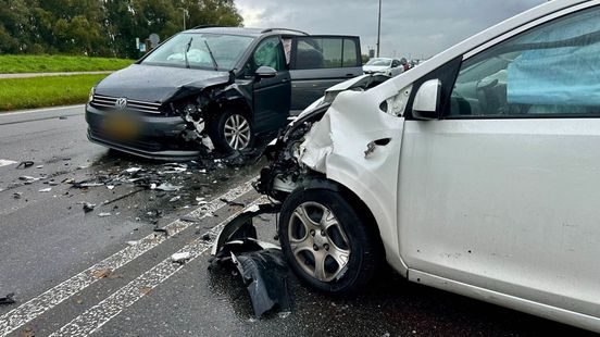 Flinke schade door botsing • Geen treinen door aanrijding. Flinke schade door botsing • Geen treinen door aanrijding.