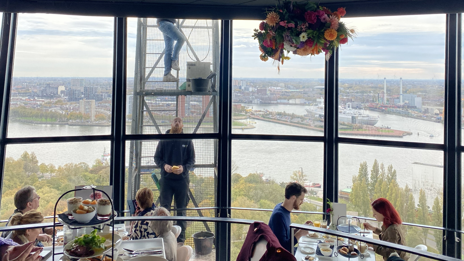 Het restaurant zit vol, terwijl de ramen gewassen worden