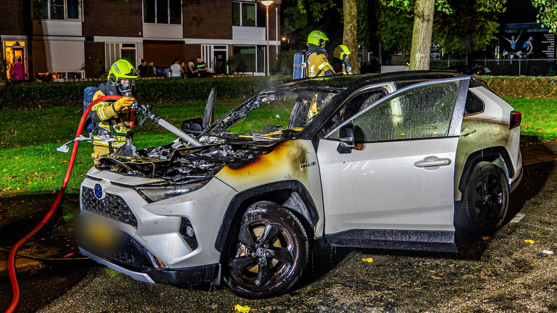Geparkeerde auto in brand • aanhoudingen na verkeersongeval